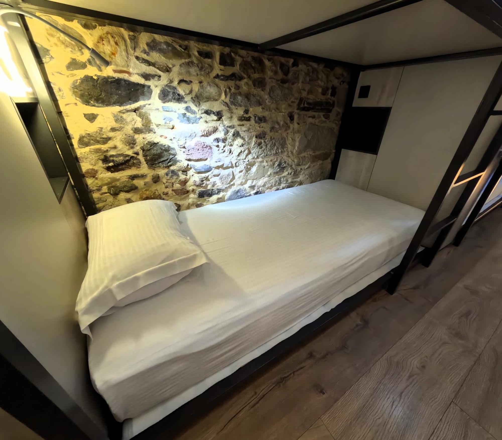 Issa Lesvos Hostel Mytilene Ngoại thất bức ảnh